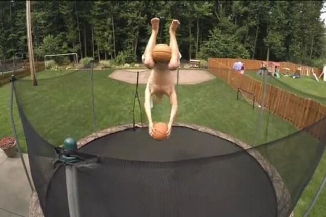 Батут та два м'ячі: американському спортсменові вдався приголомшливий трюк