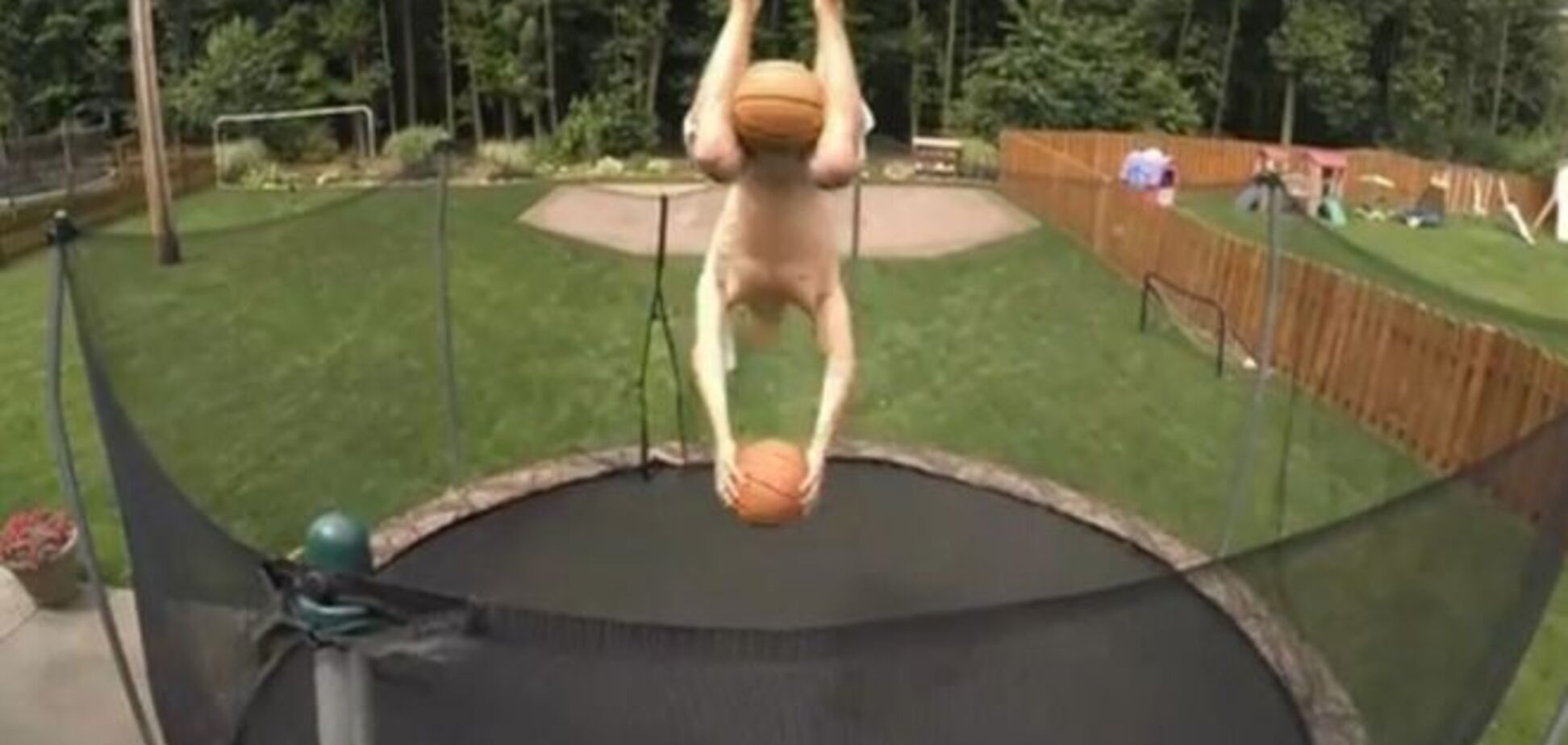 Батут та два м'ячі: американському спортсменові вдався приголомшливий трюк