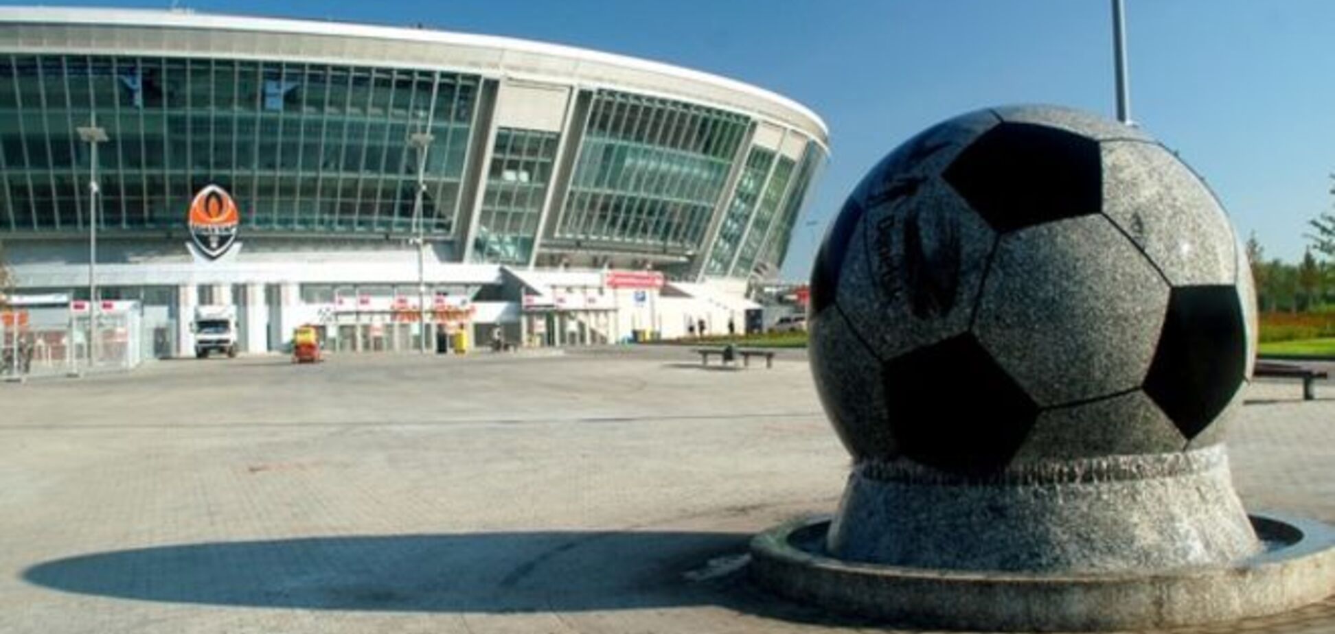 Возле 'Донбасс Арены' запустили огромный мяч: опубликовано видео