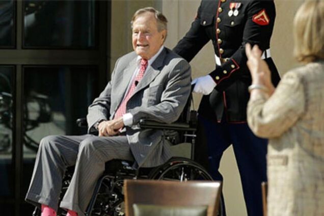 Джордж Буш упал и сломал шею