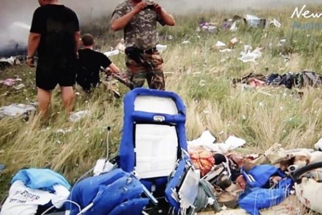 Опубликованы фото и видео первых минут после крушения 'Боинга'