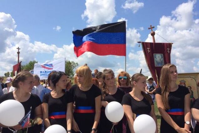 Кульки та прапори: як в 'ДНР' поглумилися над жертвами збитого Boeing-777: фотофакт