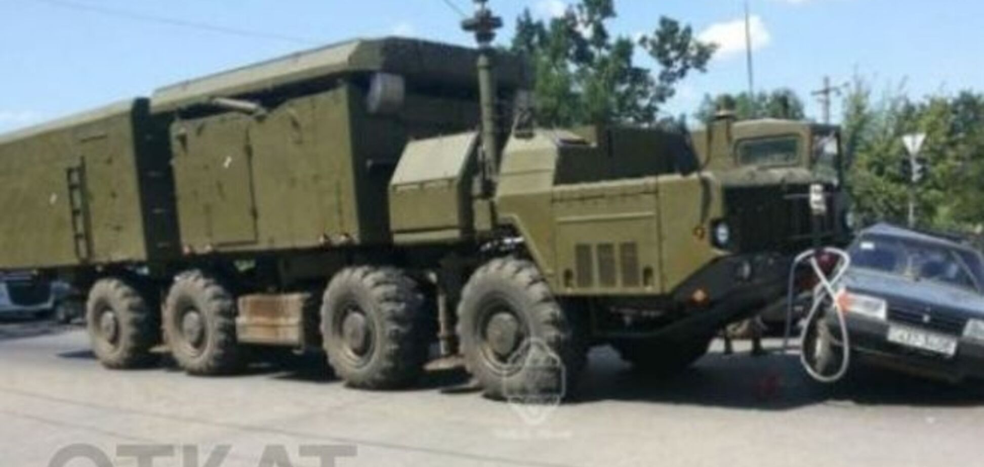 На виїзді з Одеси військове авто влетіло в легковик: фото ДТП