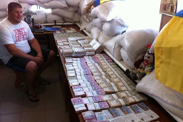 Дразнится: Аваков показал 8 миллионов, которых лишились донецкие террористы