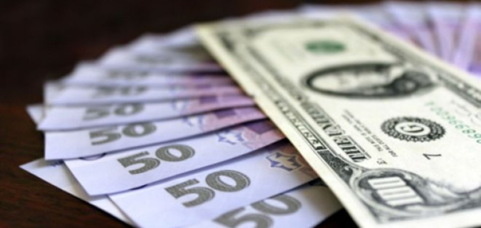 Нацбанк опять снизил курс гривни