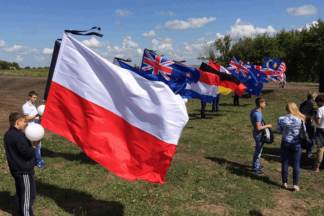 Новый конфуз. Террористы 'ДНР' перепутали флаги Польши и Индонезии: фотофакт
