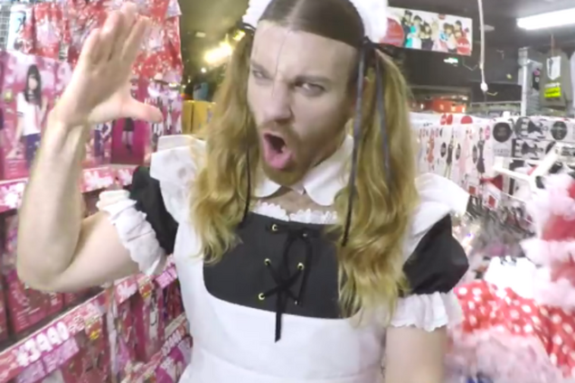 Сеть покорил японский клип бородатого трансвестита со школьницами