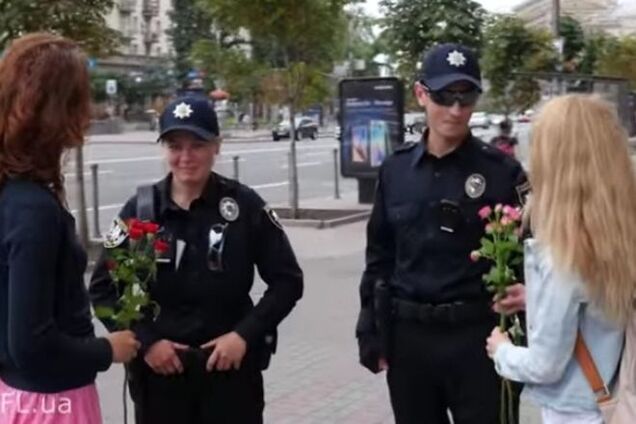В Киеве полицейским на улице дарили цветы: видеофакт