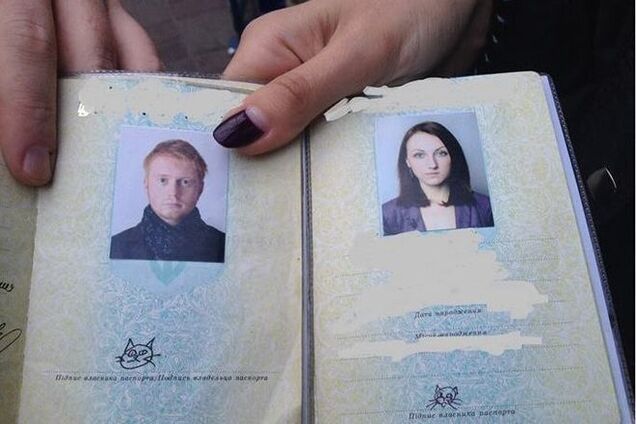 Українці намалювали котів на місці підписів у паспорті: фотофакт