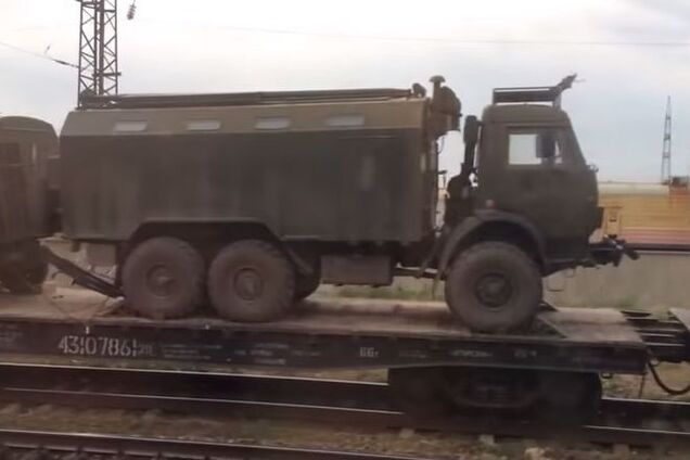 Россия вновь перебросила на границу с Украиной военную технику: видеофакт