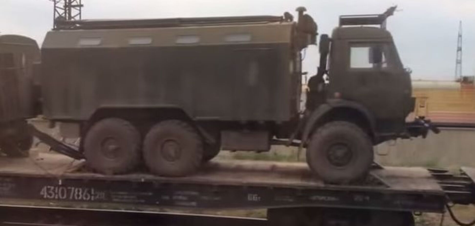 Россия вновь перебросила на границу с Украиной военную технику: видеофакт