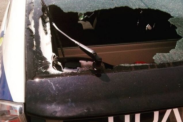 В Киеве хулиганы повредили автомобиль полиции: фотофакт