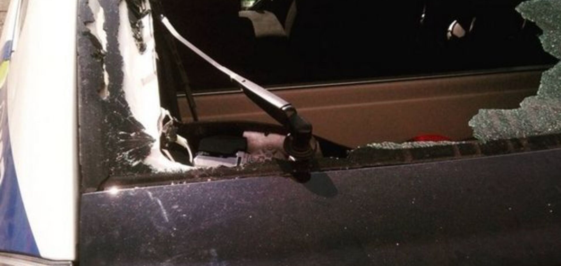 В Киеве хулиганы повредили автомобиль полиции: фотофакт 