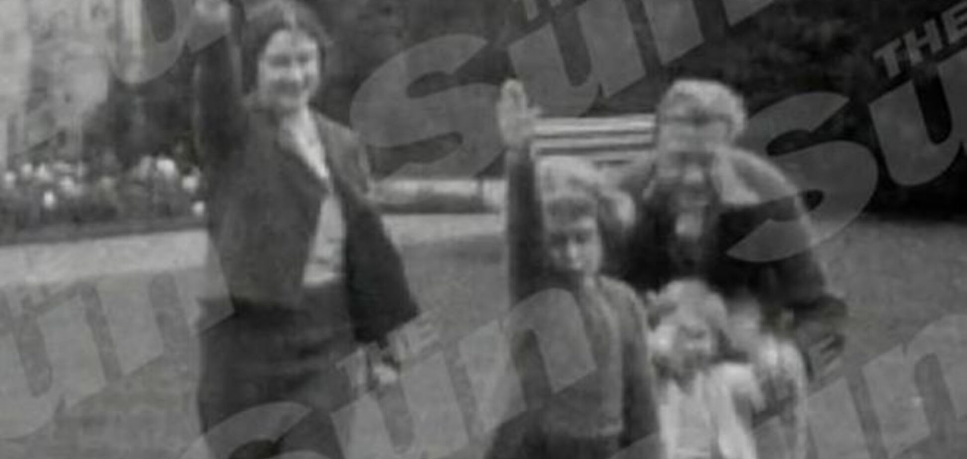 Королевский скандал. В Британии показали 'нацистское приветствие' Елизаветы ІІ: опубликованы фото