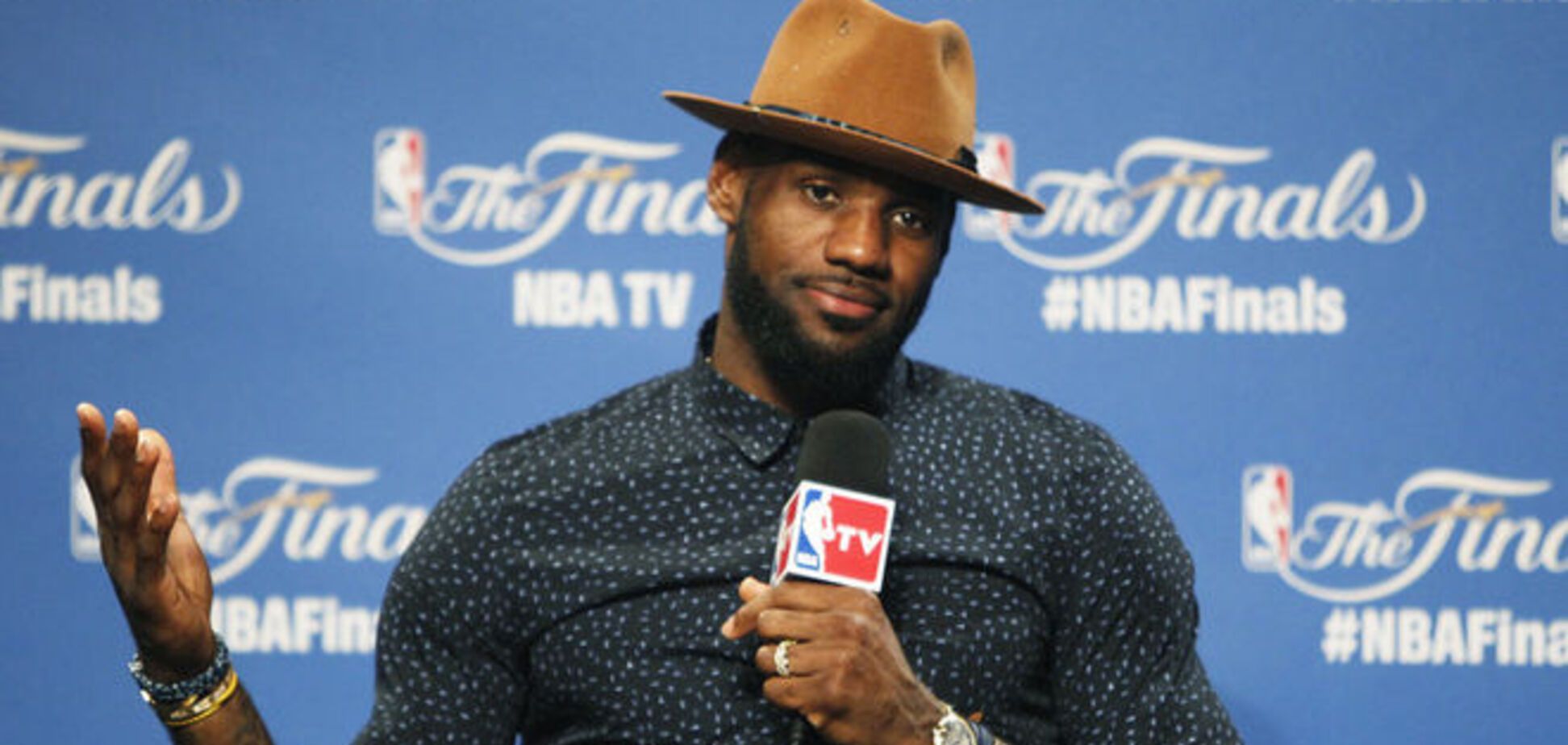 Звезда НБА забросил невероятный мяч: видео броска