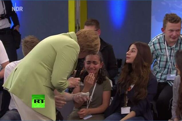 Палестинской девочке, которую Меркель довела до слез, разрешили остаться в Германии