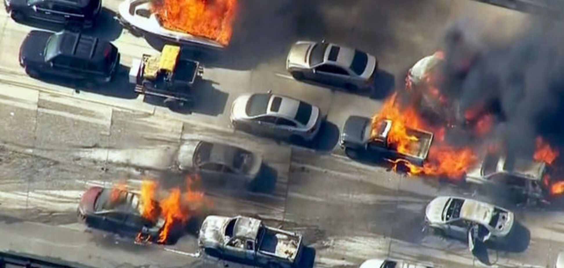 В Калифорнии во время пожара сгорели более 20 машин: видеофакт
