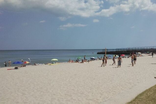 В Одессе снесли большинство заборов у закрытых пляжей