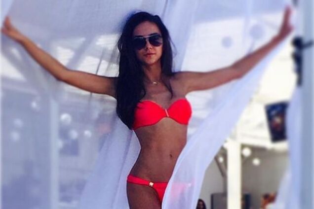 Девушка футболиста 'Динамо' похвасталась жарким фото в бикини