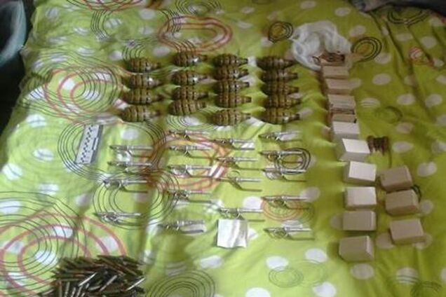 Під Києвом знайшли два арсенали зброї: опубліковані фото