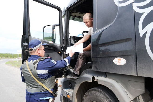 'Я вам влаштую!' Подружжя контрабандистів намагалося прорватися з КамАЗами на Донбас