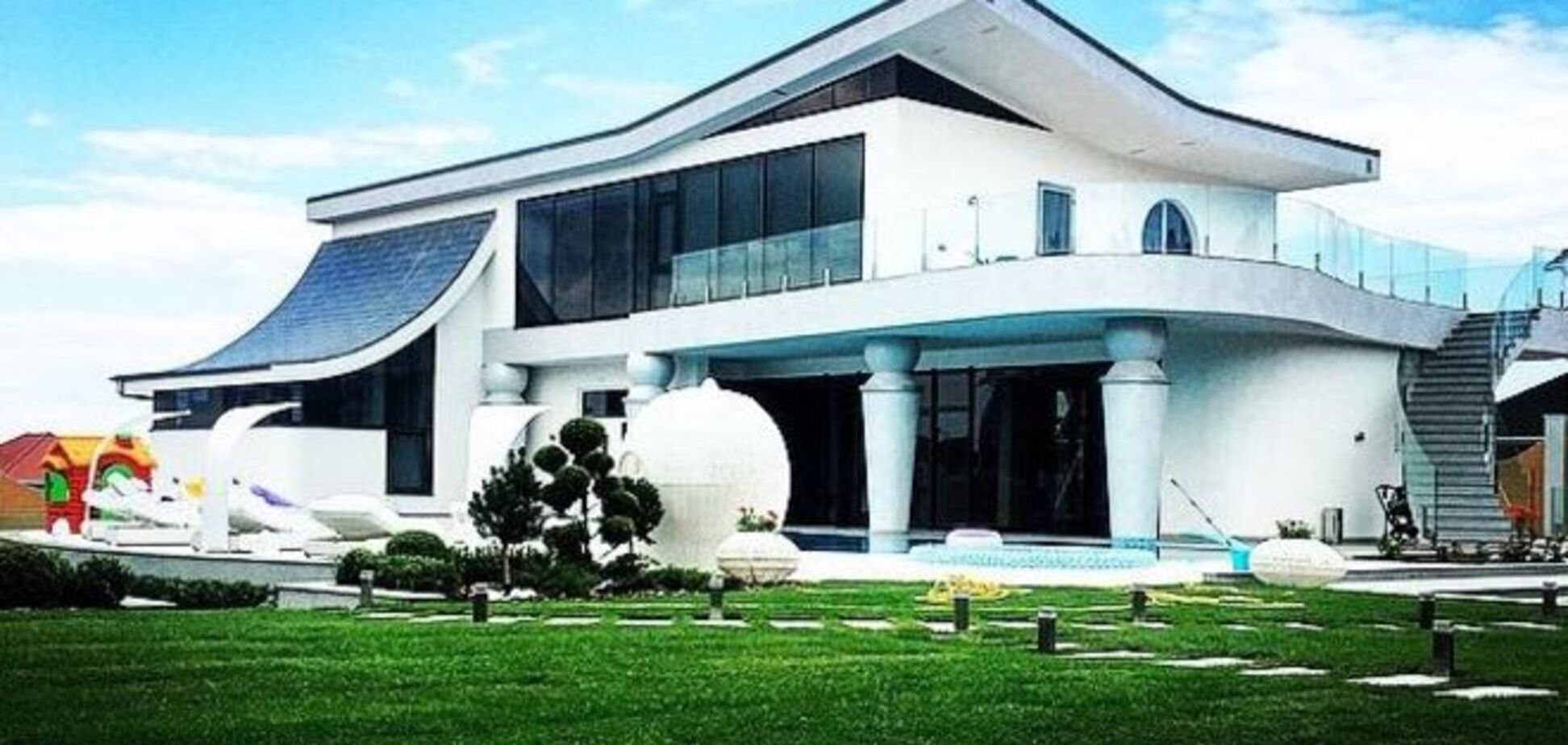 Знаменитый украинский футболист шокировал своим новым особняком: фото дома