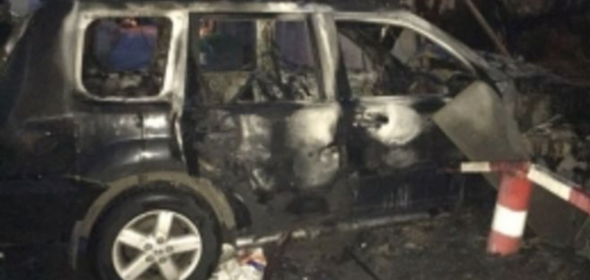 В Киеве иномарка протаранила гараж и загорелась 