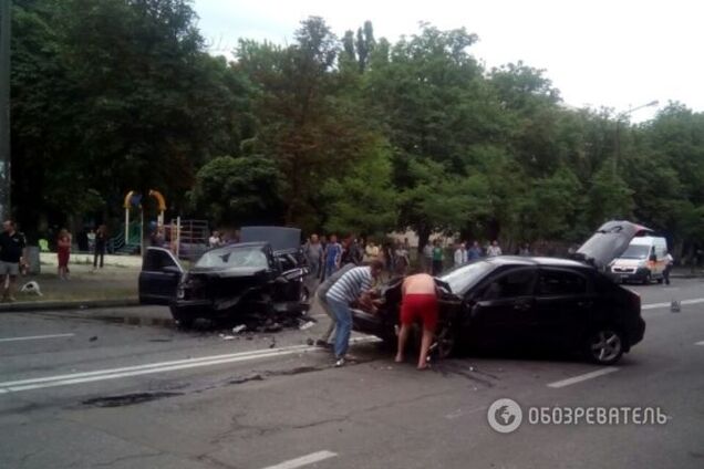 В Киеве столкнулись две иномарки, есть пострадавшие: фотофакт