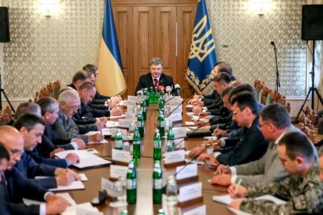 Порошенко потребовал от силовиков за две недели покончить с контрабандой янтаря