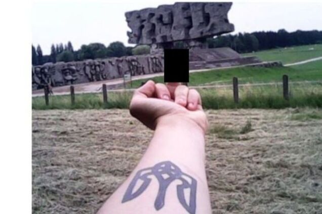 В Польше скандал: украинец показал средний палец мемориалу погибшим евреям