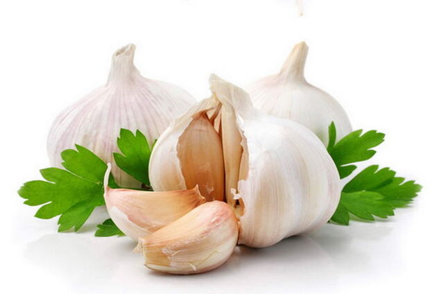 Народные рецепты: как чеснок поможет похудеть