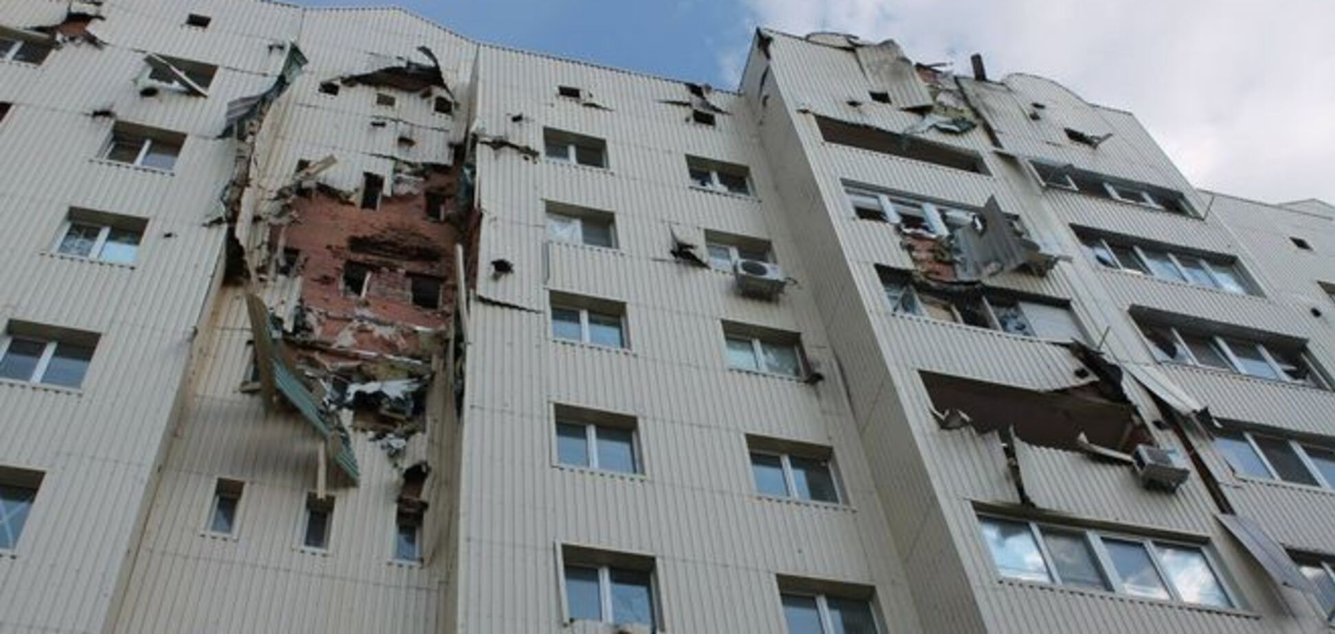 Самый обстреливаемый микрорайон Донецка: что не разрушено, то сгорело