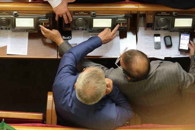 В Раде нардепов поймали на 'перекрестном голосовании': фотофакт