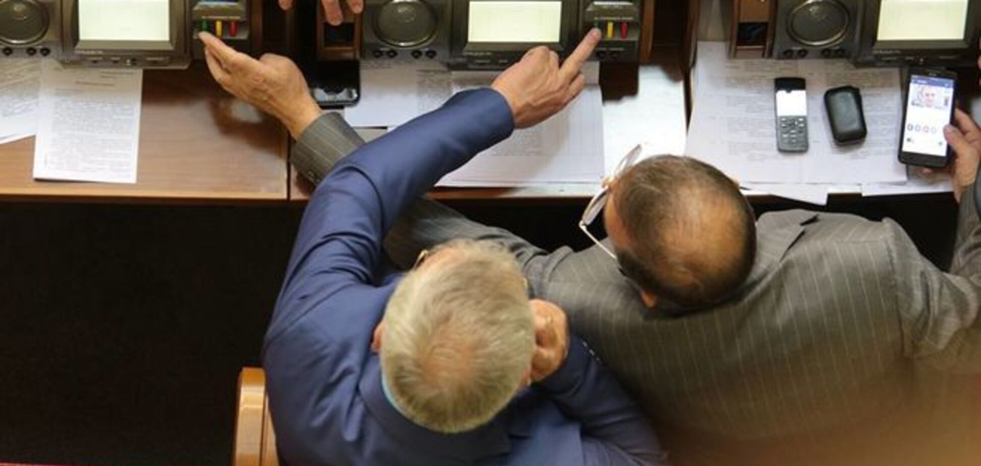 В Раде нардепов поймали на 'перекрестном голосовании': фотофакт