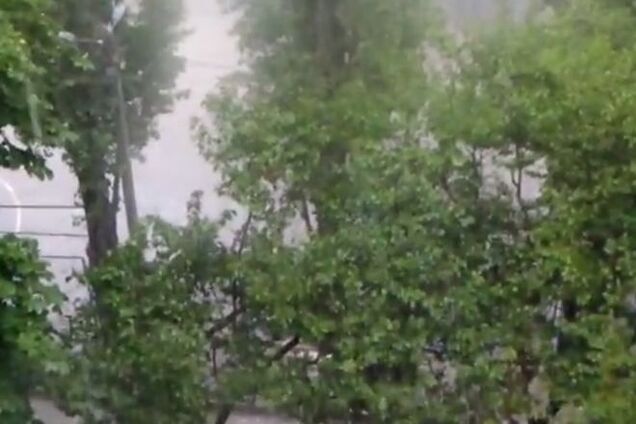 Одесу накрила злива з градом. Відеофакт