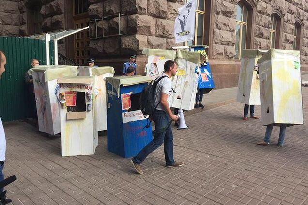 На Крещатике люди в коробках устроили флешмоб против МАФов