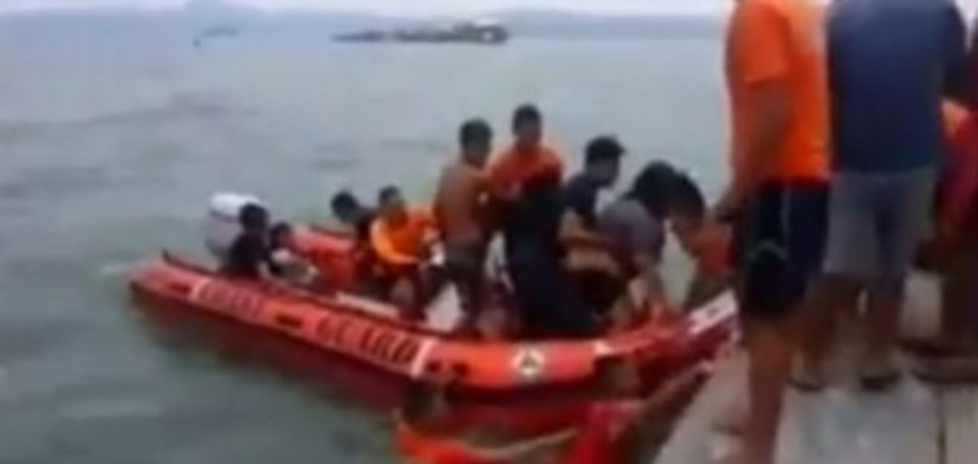 Появилось видео спасательной операции затонувшего на Филиппинах парома