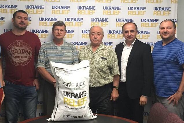 'Здоров'я вам у всі органи!' Зворушені бабусі Донбасу подякували США за 'гуманітарку': Відеофакт