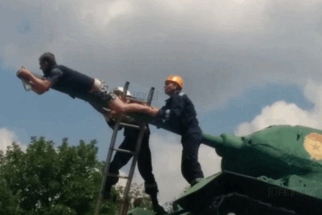 Снаряд влетает в зад девки Снаряд влетает в зад девки