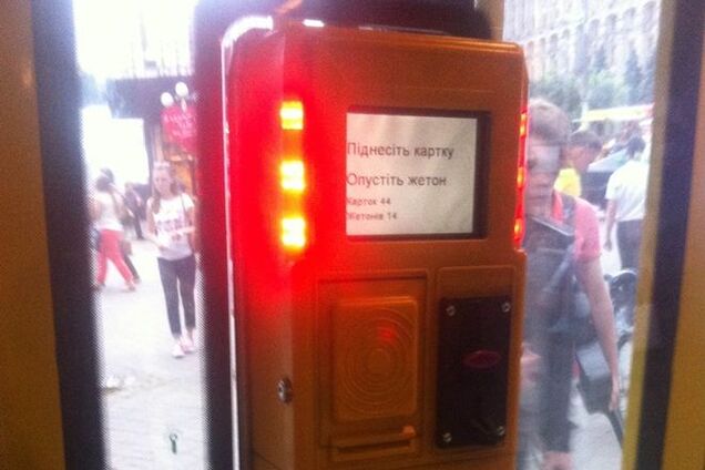 В киевском троллейбусе появился необычный 'компостер' с турникетом: фотофакт