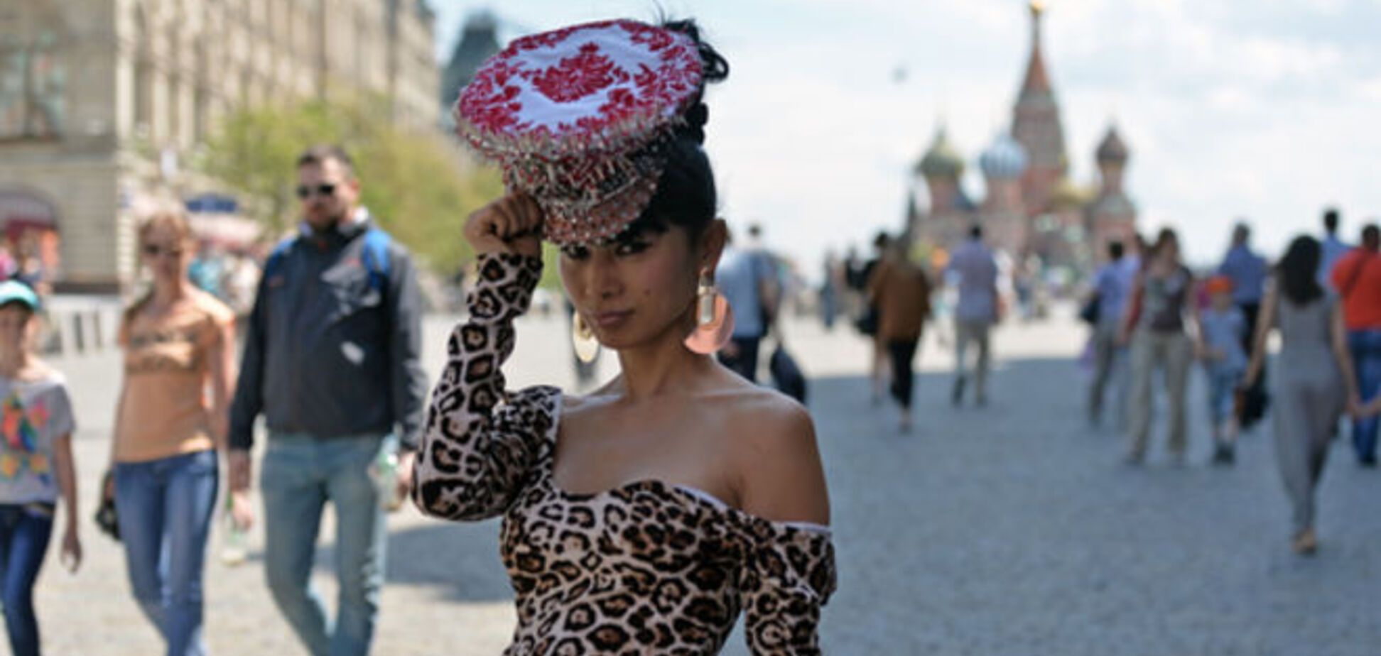 Звезда фильма 'Такси-3' засветила нижнее белье на Красной площади