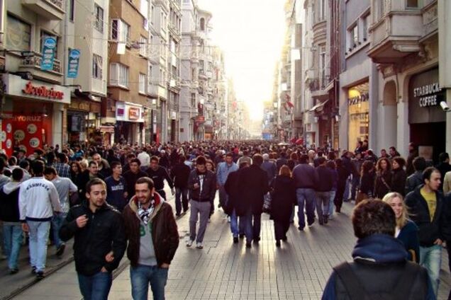 В центре Стамбула неизвестный открыл огонь по людям: есть пострадавшие