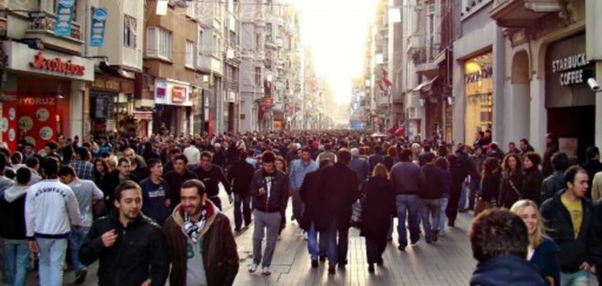 В центре Стамбула неизвестный открыл огонь по людям: есть пострадавшие 