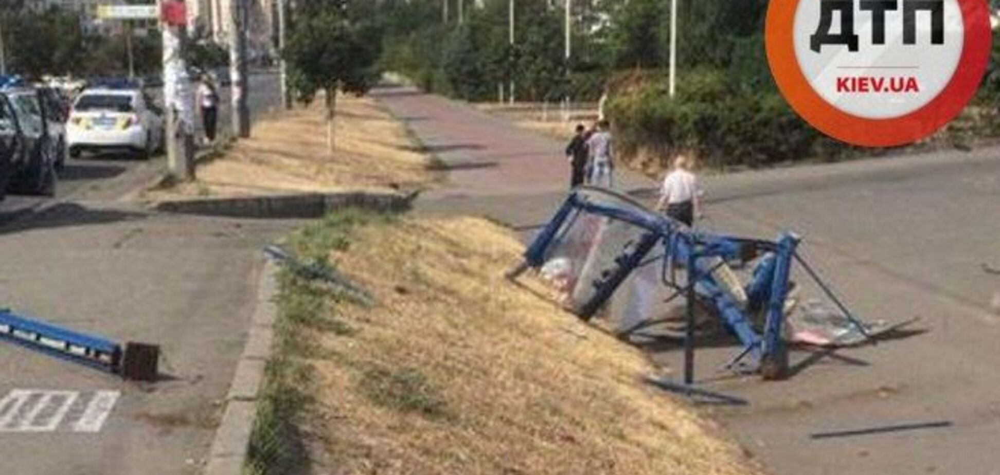 В Киеве лихач на иномарке снес остановку