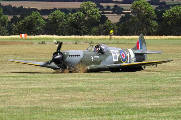 Британский пилот на авиашоу посадил самолет без шасси: драматическое видео