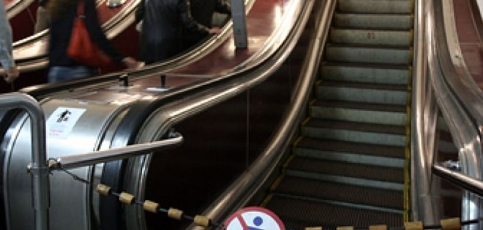 У київському метро ескалатор важко травмував 3-річну дитину