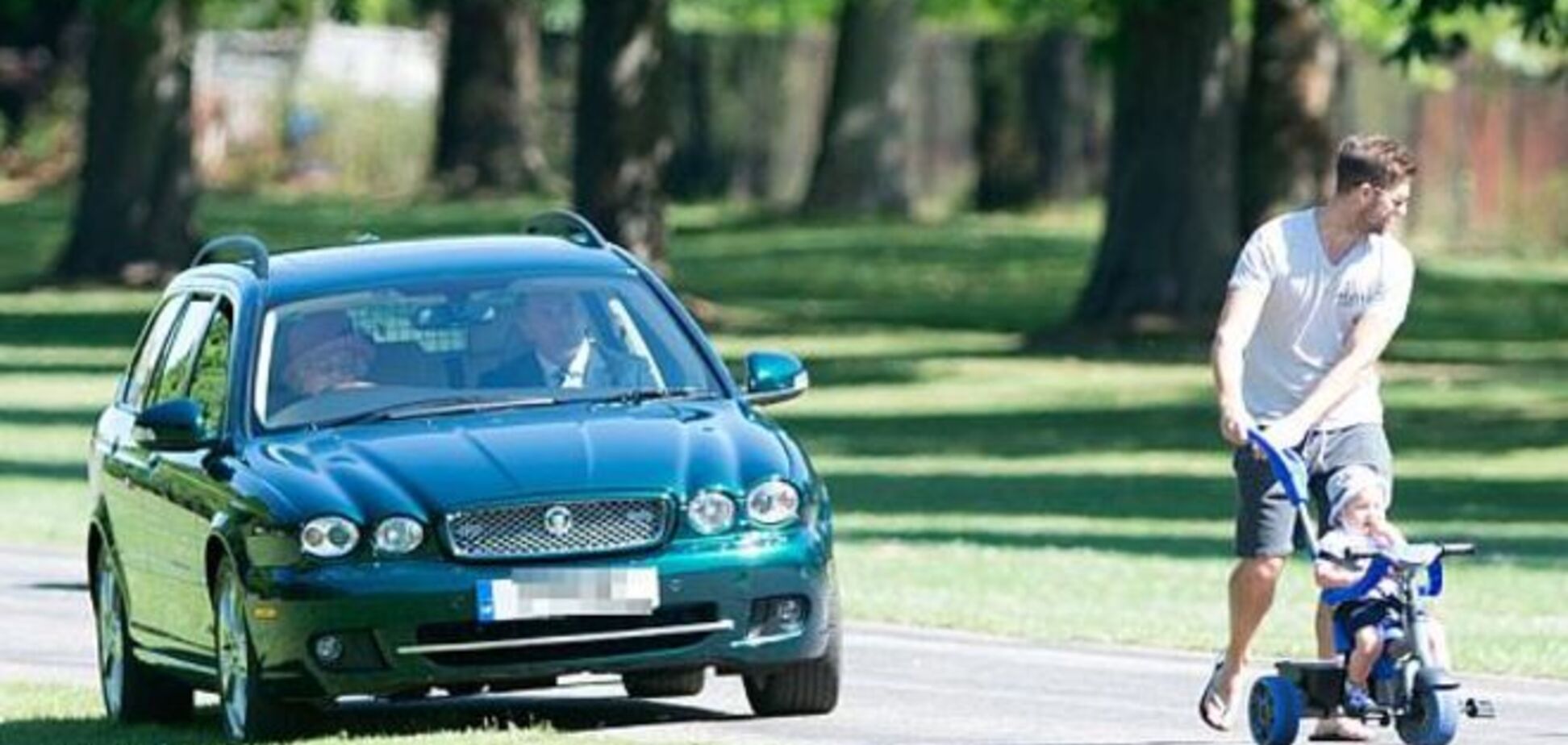 В Англии семейная пара не пропустила автомобиль королевы Елизаветы II
