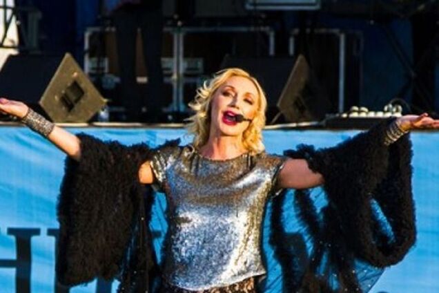 Модный провал Орбакайте: кружевные шортики и мохнатый балахон