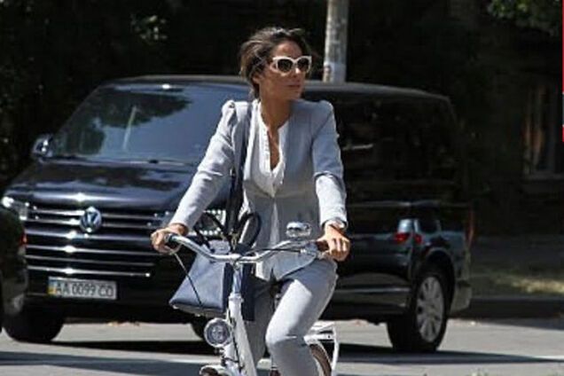 'Радикалка' Злата Огневич ездит в Верховную Раду на велосипеде