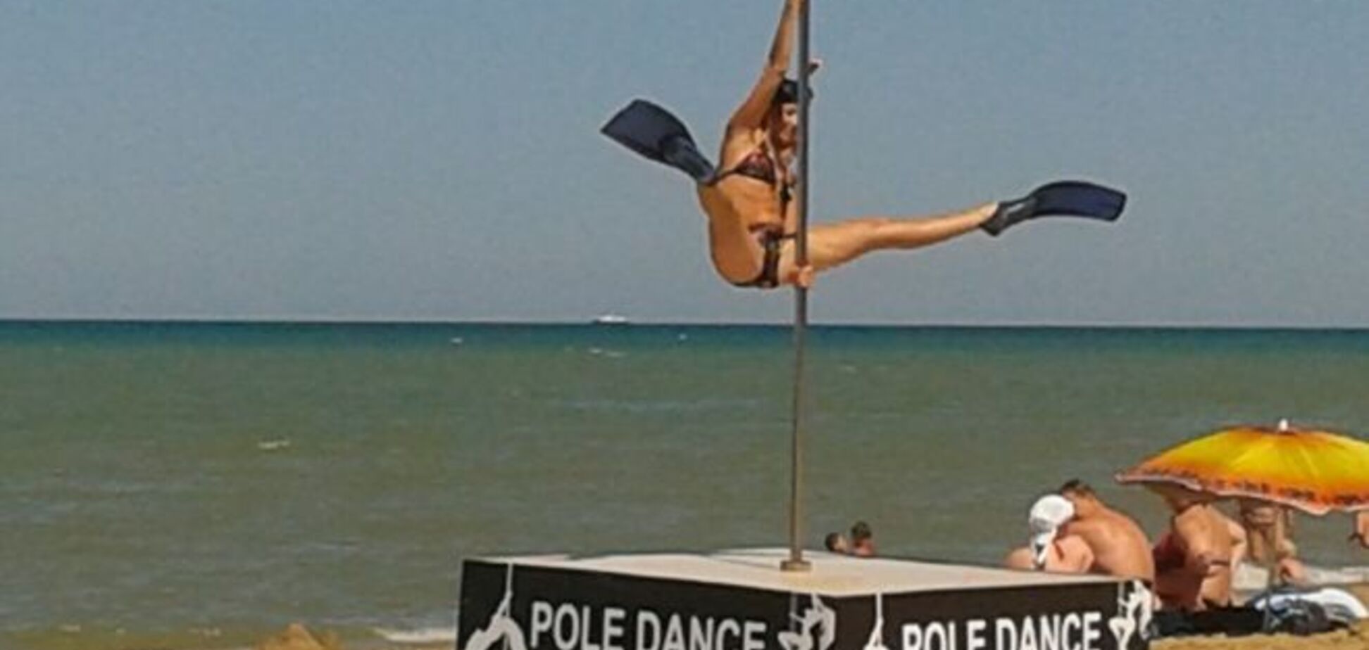 На пляже в Севастополе устроили танцы на шесте: фотофакт